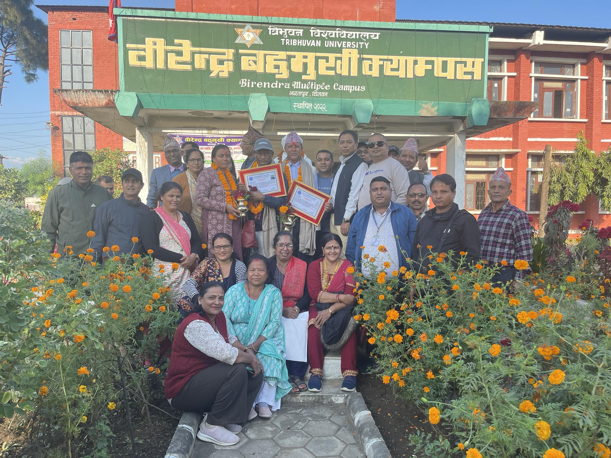 कर्मचारी अमृत कार्की र टेक बहादुर कार्कीको अवकाशमा त्रिवि कर्मचारी संघद्वारा आयोजित विदाई कार्यक्रम